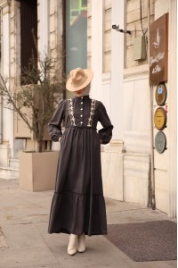 1580 Nakış Detaylı Elbise - Füme 
